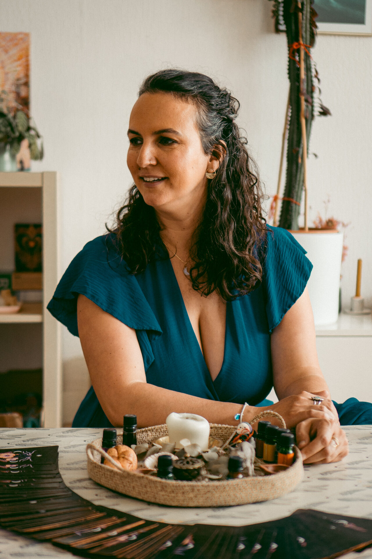 Depuis plus de 10 ans, Julia Simon accompagne avec joie et engagement les femmes ambitieuses à redéfinir leur réussite en se libérant des schémas de surperfomance et des injonctions qui les freinent dans leur épanouissement. Elle a créé un oracle, l'oracle des mères veilleuses