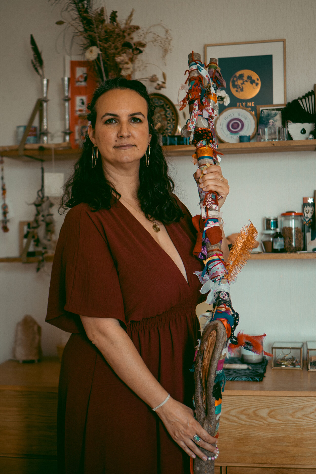 Julia Simon, retraite de femmes et création d'un objet de pouvoir, le baton de lune