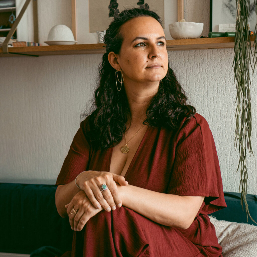 Depuis plus de 10 ans, Julia Simon accompagne avec joie et engagement les femmes ambitieuses à redéfinir leur réussite en se libérant des schémas de surperfomance et des injonctions qui les freinent dans leur épanouissement. Elle a créé un oracle, l'oracle des mères veilleuses