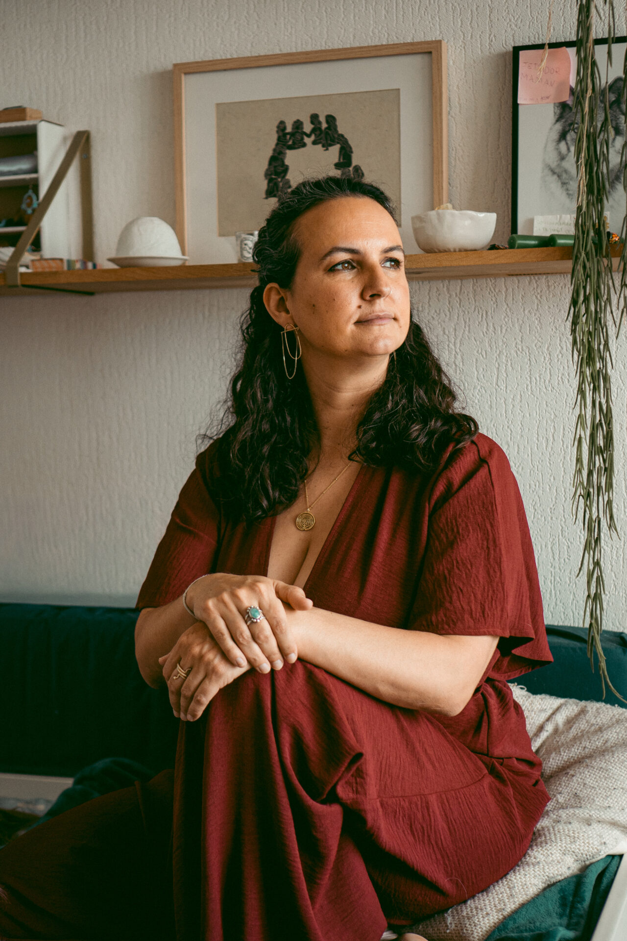 Depuis plus de 10 ans, Julia Simon accompagne avec joie et engagement les femmes ambitieuses à redéfinir leur réussite en se libérant des schémas de surperfomance et des injonctions qui les freinent dans leur épanouissement. Elle a créé un oracle, l'oracle des mères veilleuses