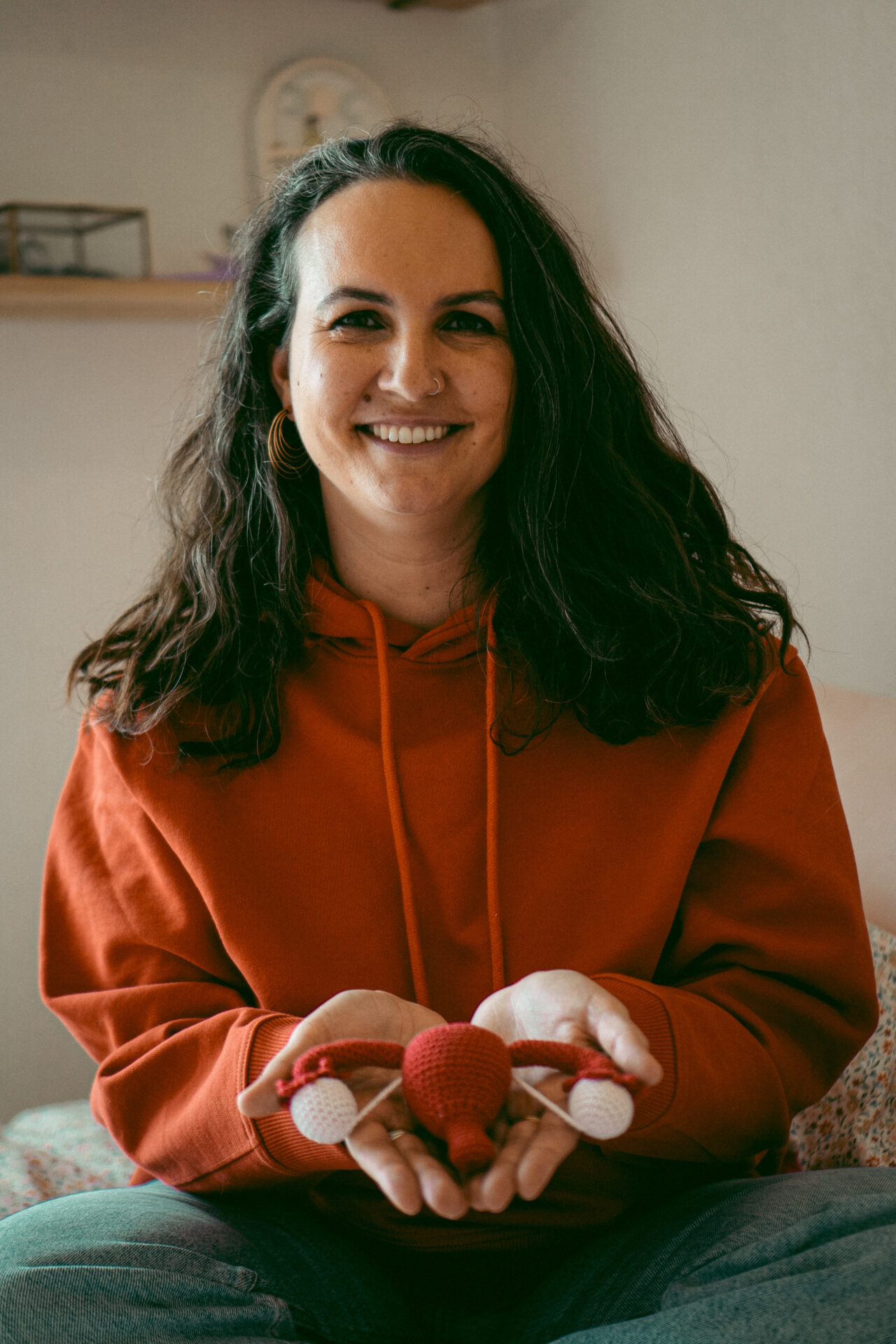 Julia Simon organise des cercles ateliers sur paris pour les jeunes filles adolescentes qui ont ou vont avec leurs règles