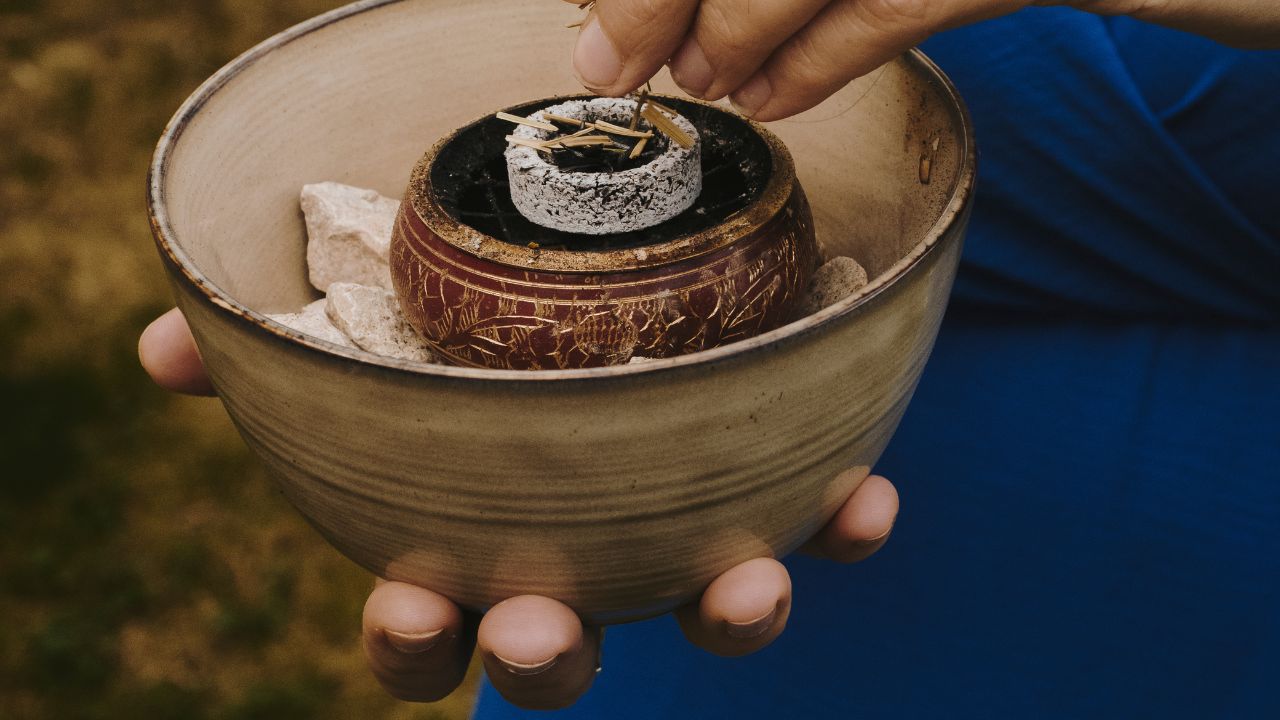 Retraite Initiatique Femme Originelle avec Julia Simon pour guérir les blessures du féminin. Encens, foin d'odeur, flûte