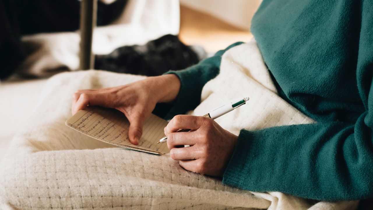Retraite Initiatique Femme Originelle avec Julia Simon pour guérir les blessures du féminin et journaling