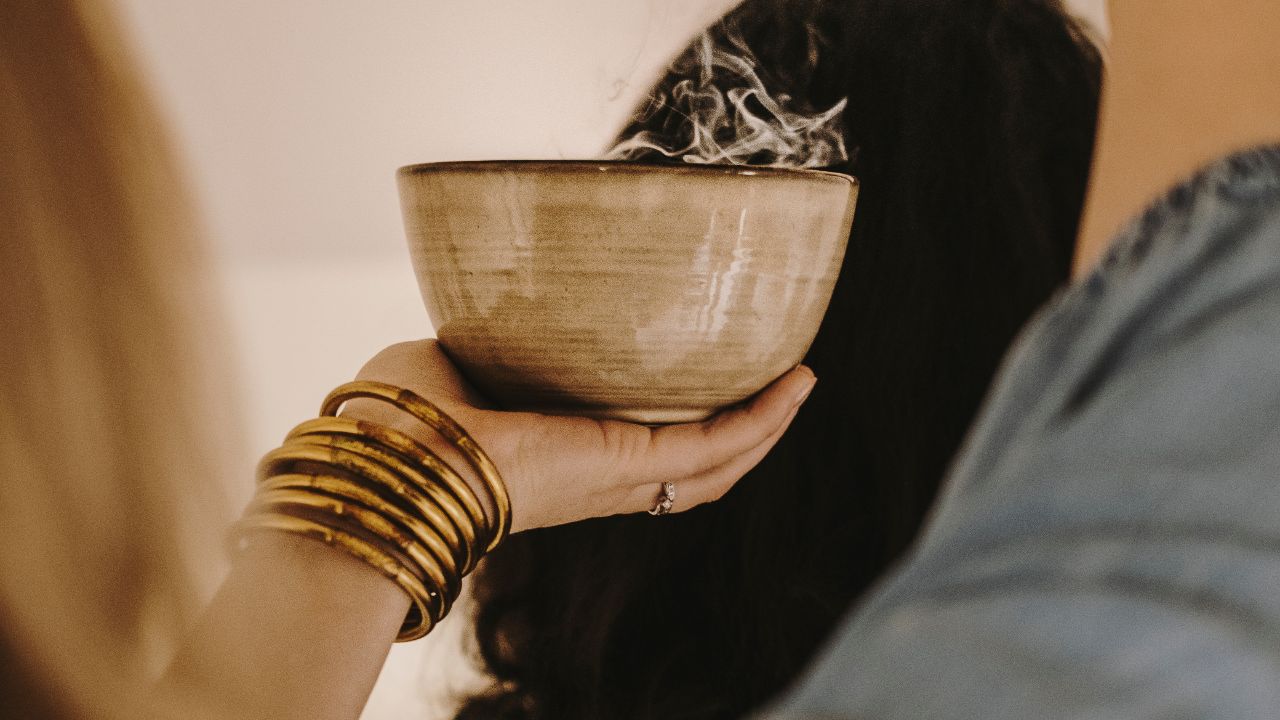 Retraite Initiatique Femme Originelle avec Julia Simon pour guérir les blessures du féminin. Encens, foin d'odeur, flûte