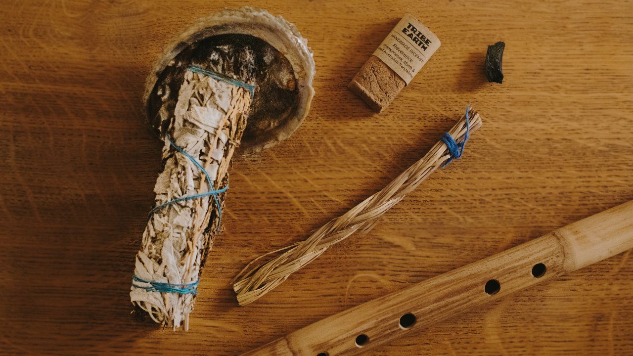 Retraite Initiatique Femme Originelle avec Julia Simon pour guérir les blessures du féminin. Encens, foin d'odeur, flûte