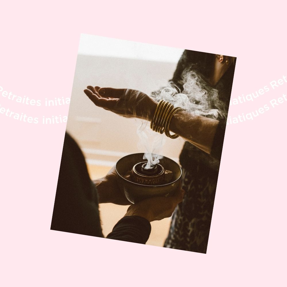 Les retraites de femmes de Julia Simon commencent avec une cérémonie de l'encens et de fumigation