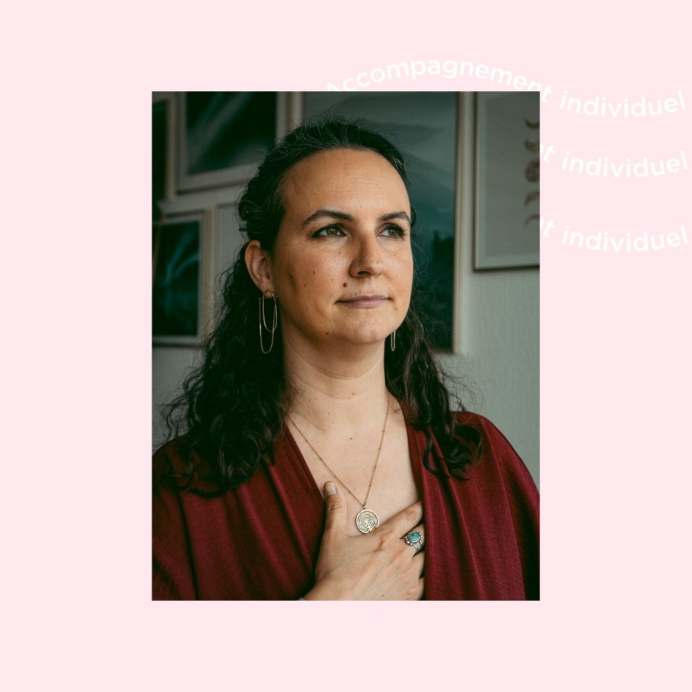 Coaching Mentoring 1:1 Julia Simon pour les entrepreneures - Incarne ta vérité. Rayonne sans t’excuser. Aligne ton activité professionnelle avec ton essence profonde. Ce que tu cherches à l’extérieur vit déjà en toi. Il est temps de t’y reconnecter