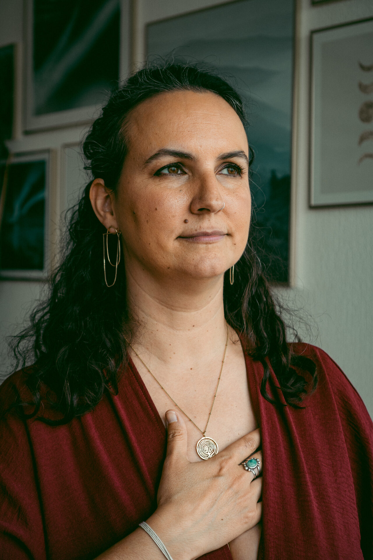 Depuis plus de 10 ans, Julia Simon accompagne avec joie et engagement les femmes ambitieuses à redéfinir leur réussite en se libérant des schémas de surperfomance et des injonctions qui les freinent dans leur épanouissement. Elle a créé un oracle, l'oracle des mères veilleuses